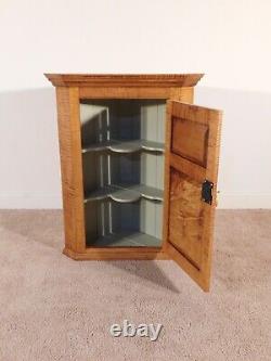 1970s Chippendale Colonial Solid Tiger Maple Hanging Locking Corner Cabinet