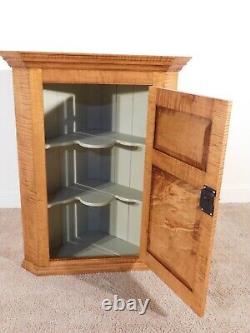 1970s Chippendale Colonial Solid Tiger Maple Hanging Locking Corner Cabinet