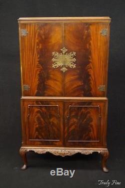 BERESFORD & HICKS LONDON Early 1900's Flamed Mahogany Bar Cabinet Chippendale