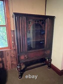 BERKEY & GAY Mahogany Display Cabinet/Glass Door-Wood Overlay/Pedestal Legs