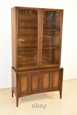 Broyhill Walnut Emphasis China Hutch