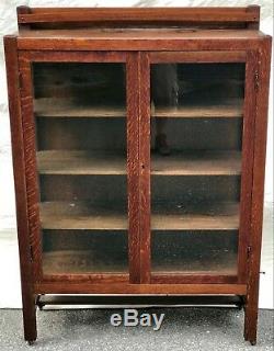 Early 20th C. Tiger Oak Arts & Crafts Antique Bookcase / China Cabinet