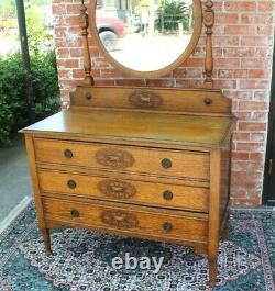 English Antique Willam & Mary Style Dresser / Vanity / Chest Of drawer