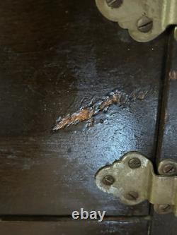 HT Cushman Mfg Co Smokers Humidor with Removable Ashtray Stands