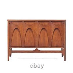 Mid-Century Modern Walnut Buffet Side Cabinet Credenza Broyhill Brasilia