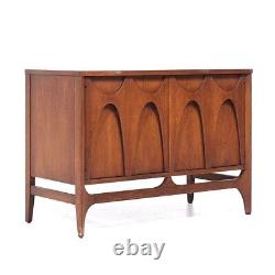 Mid-Century Modern Walnut Buffet Side Cabinet Credenza Broyhill Brasilia