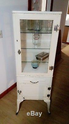 Off white antique medicine cabinet 3 glass shelves farley good condition