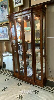 Pulaski Curio Cabinet, excellent condition