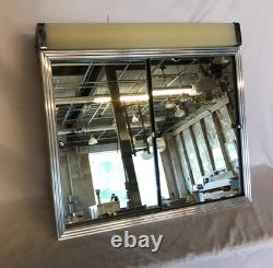 VTG Mid-Century 19x24 Mirror Medicine Cabinet with Vanity Light Old 1188-25B