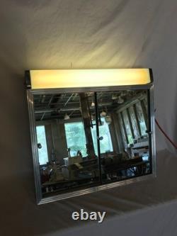 VTG Mid-Century 19x24 Mirror Medicine Cabinet with Vanity Light Old 1188-25B