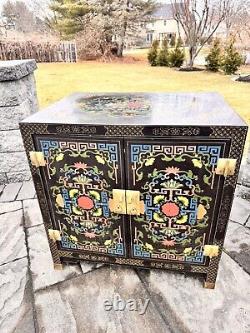 Vintage Chinoiserie Hand-Painted Lacquered Cabinet H25xW25xD18