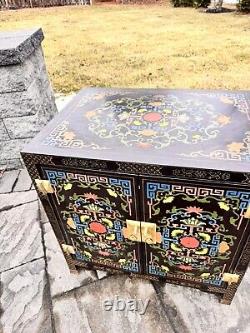 Vintage Chinoiserie Hand-Painted Lacquered Cabinet H25xW25xD18