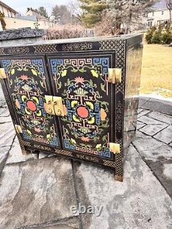 Vintage Chinoiserie Hand-Painted Lacquered Cabinet H25xW25xD18