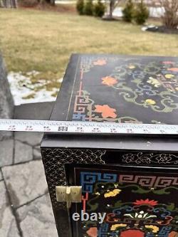 Vintage Chinoiserie Hand-Painted Lacquered Cabinet H25xW25xD18