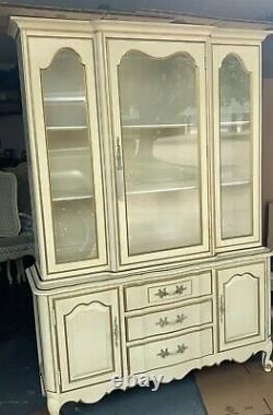 Vintage THOMASVILLE French Provincial China Cabinet in Off- White