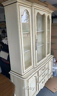 Vintage THOMASVILLE French Provincial China Cabinet in Off- White